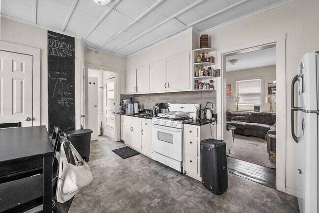 Building Photo - 4 bedrooms, 2 bathrooms, legal for 8 people