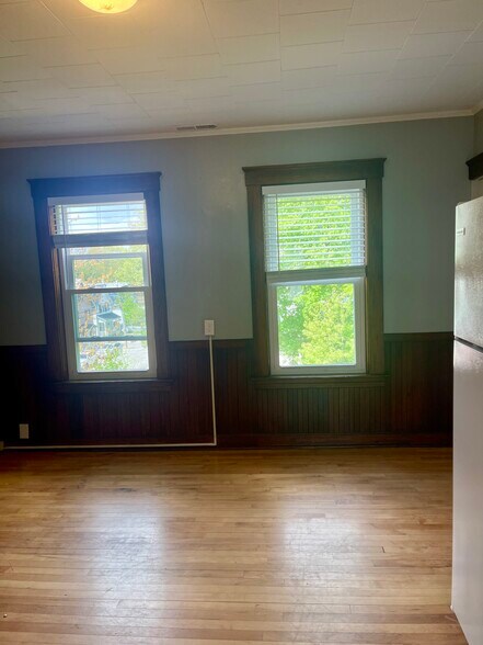 Kitchen - 348 Rollstone St