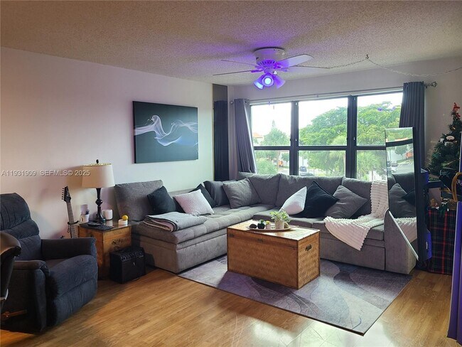 Building Photo - 2306 S Cypress Bend Dr