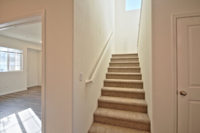 Building Photo - Newer home with solar AVAILABLE NOW!