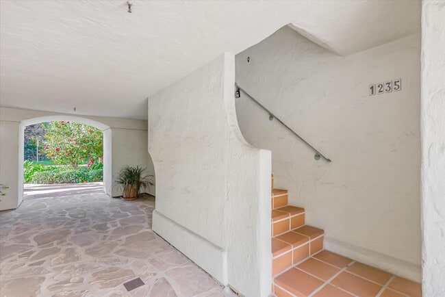 Building Photo - Spacious Townhome in Palo Alto