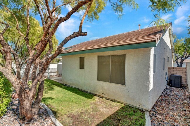 Building Photo - VERY CUTE 2 BEDROOM, SINGLE STORY HOME IN "GREEN VALLEY RANCH!!"