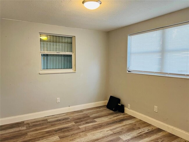 Building Photo - 501 25th Ave W