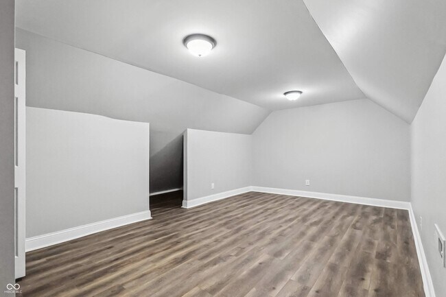 Building Photo - 117 N Sheffield Ave
