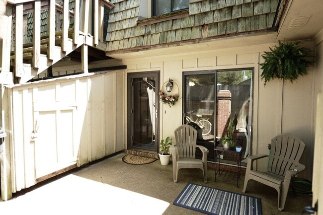 Building Photo - Just Blocks from Beach!