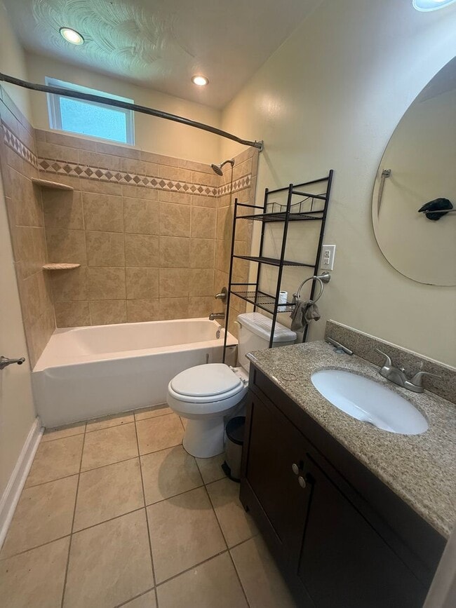 Building Photo - Cozy 2 Bed home Available Now!
