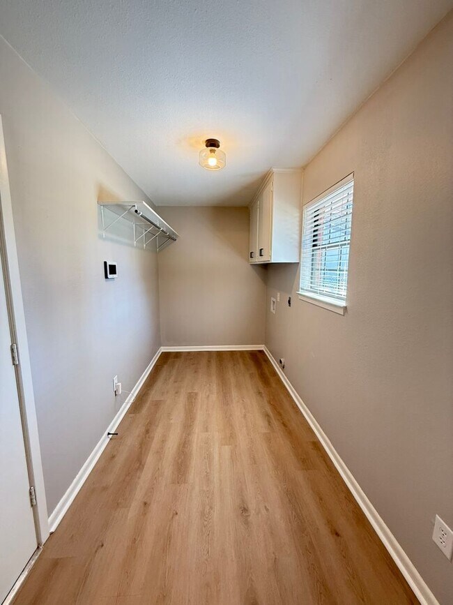 Building Photo - Available-Remodeled 3/2 with 4-Car Garage!