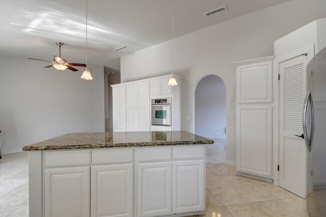 Building Photo - 5623 E Claire Dr