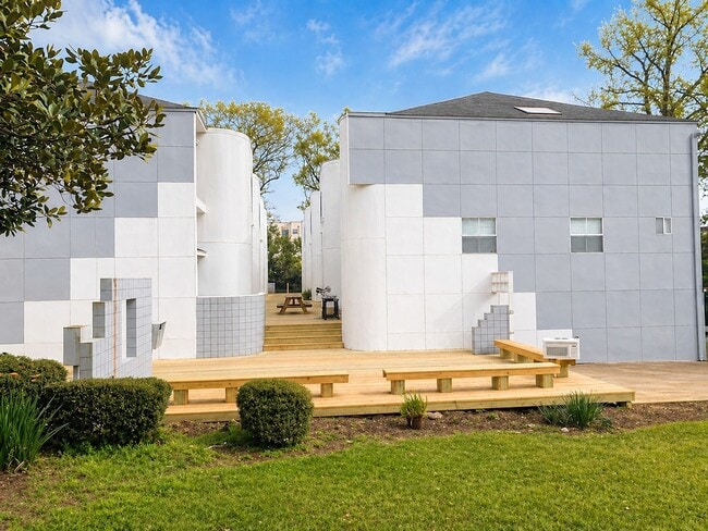 Building Photo - 2 bedroom 2.5 bath in College Town!! Walk to stadium! Available August 2026