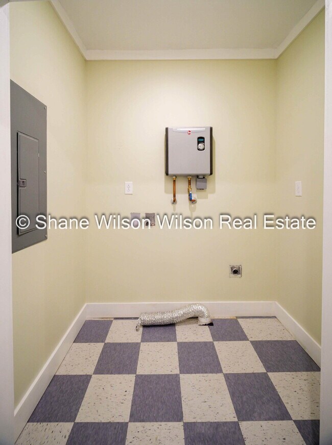 Building Photo - Classic Charm Meets Modern Living – Remodeled 4 BR Home in Dalton!