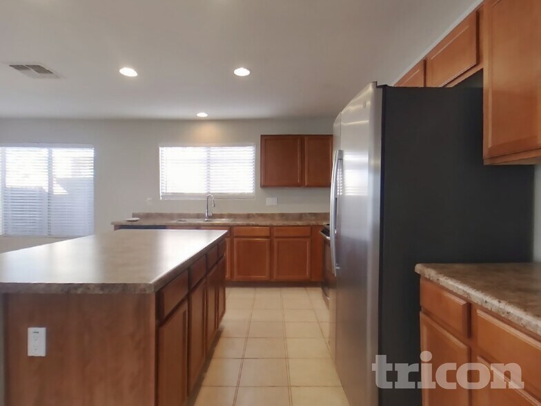 Building Photo - 39989 W Catherine Dr