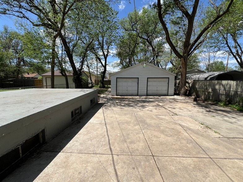 Building Photo - 141 S Custer Ave