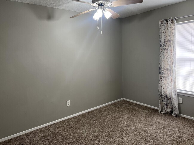 Building Photo - 1705 Deatsville Hwy