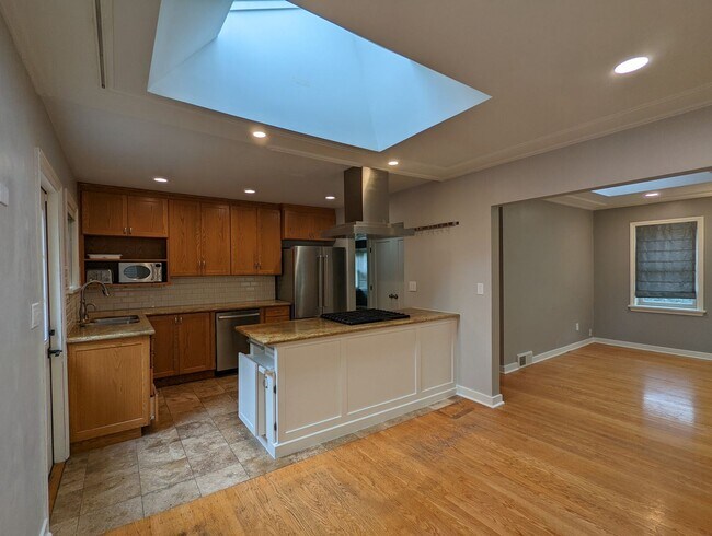 Building Photo - 4 br, 3 bath House - 2350 Boyer Ave E
