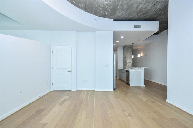 Building Photo - 5925 Almeda Rd