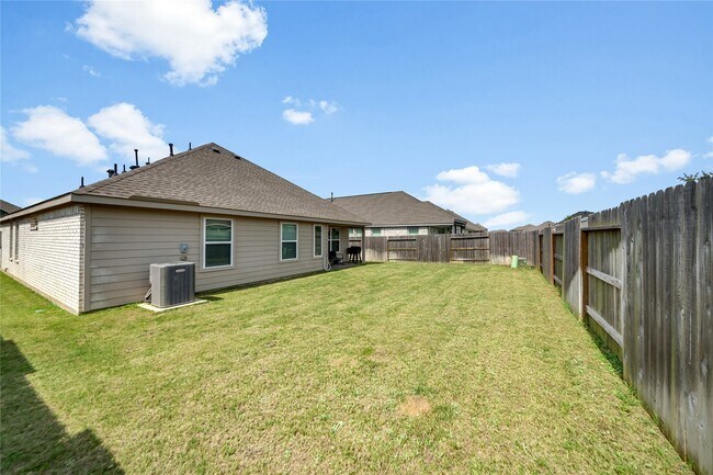 Building Photo - 32239 Cedar Crst Dr