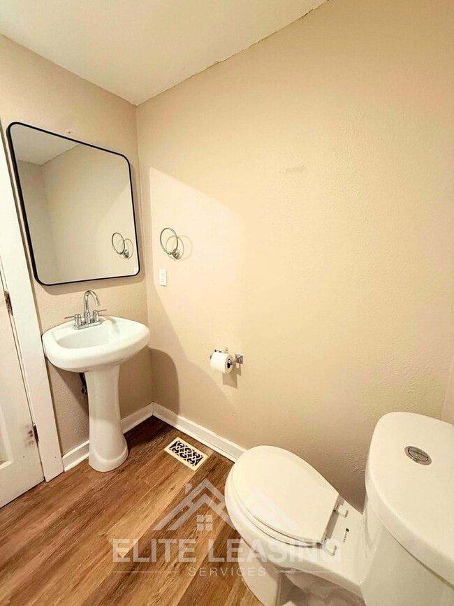 Building Photo - Charming 3 Bedroom Home close to Hospitals! Available Now!