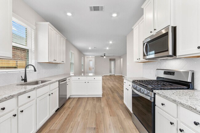 Building Photo - 1010 Whispering Winds Dr