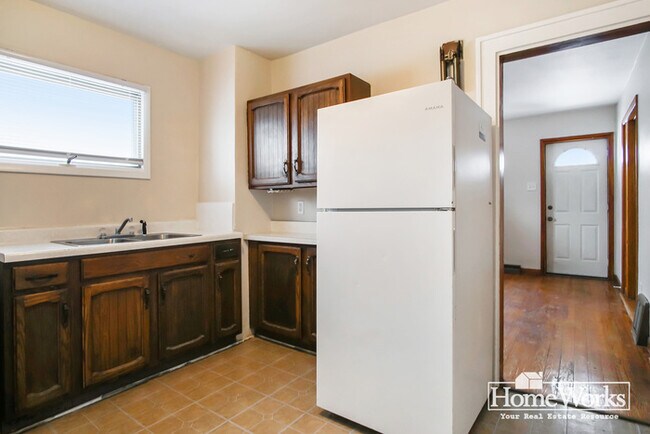 Building Photo - Adorable 2 Bed, 1.5 Bath with Covered Porch and Mudroom