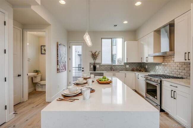 Building Photo - Beautiful Townhome in Southeast Denver