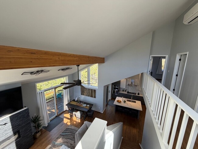 Building Photo - 3 Bedroom 2.5 Bath Home with 2 Car Garage ...
