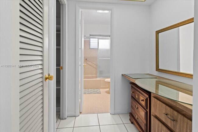 Building Photo - 2200 Park Ln