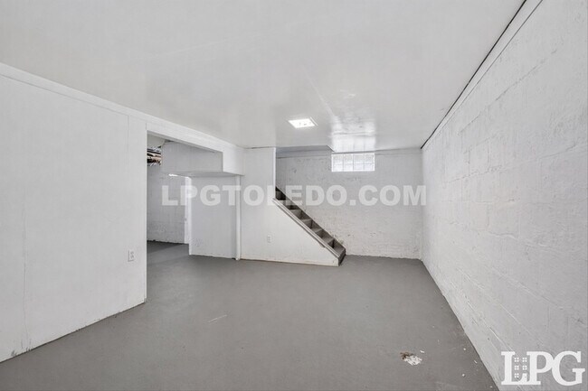 Building Photo - 1665 Burgoyne Dr