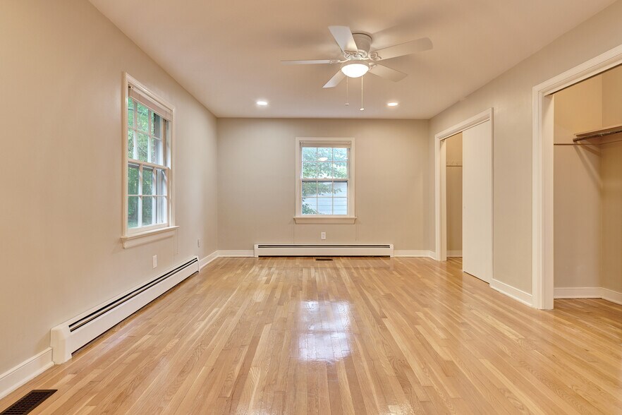 Spacious main floor ensuite bedroom - 114 Richards Rd