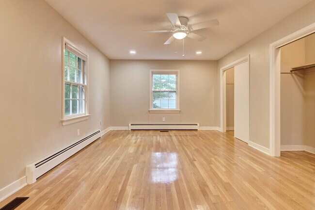 Spacious main floor ensuite bedroom - 114 Richards Rd
