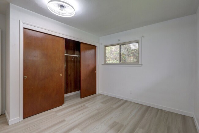 Building Photo - Large Renton Highlands Rambler with Grand ...
