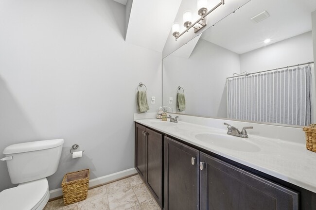 Building Photo - 1824 Hazelwood Rd