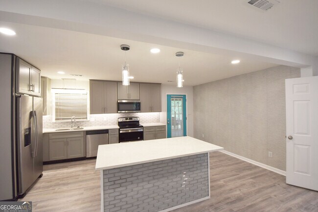 Building Photo - 98 Woodvalley Dr