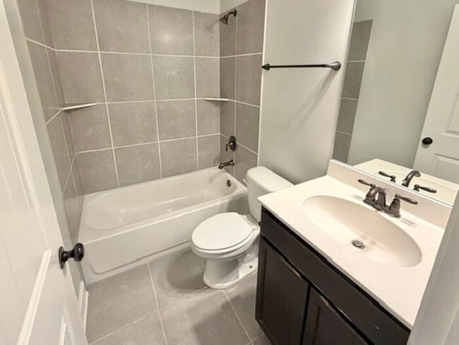 Building Photo - Now Leasing a 4 bedroom 2 bath home in Maywood
