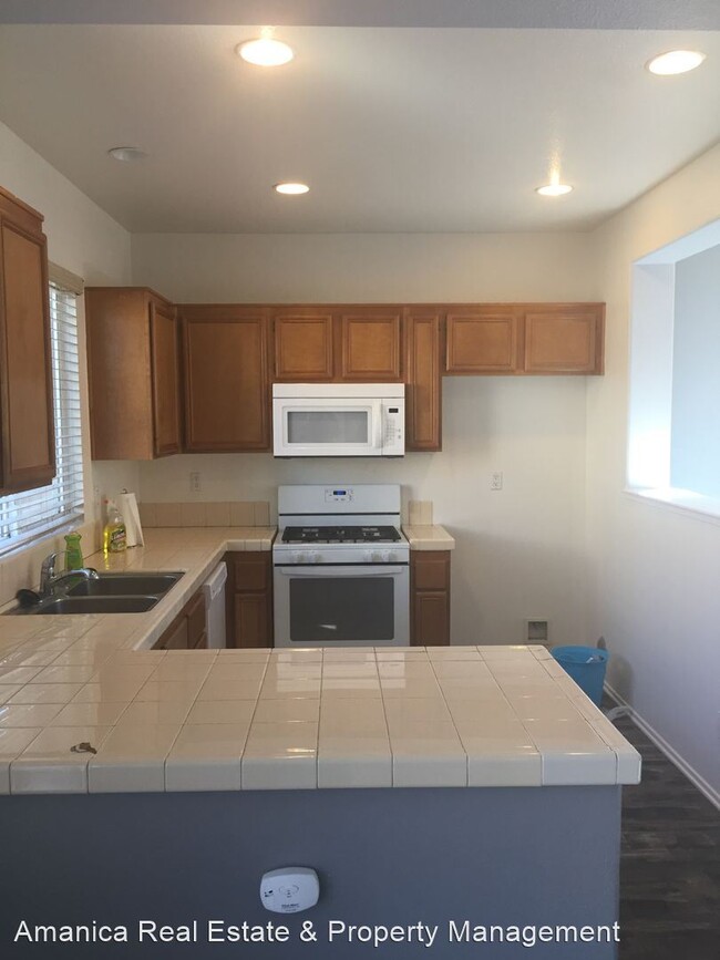 Building Photo - 3 br, 3 bath House - 22394 Witchhazel Ave