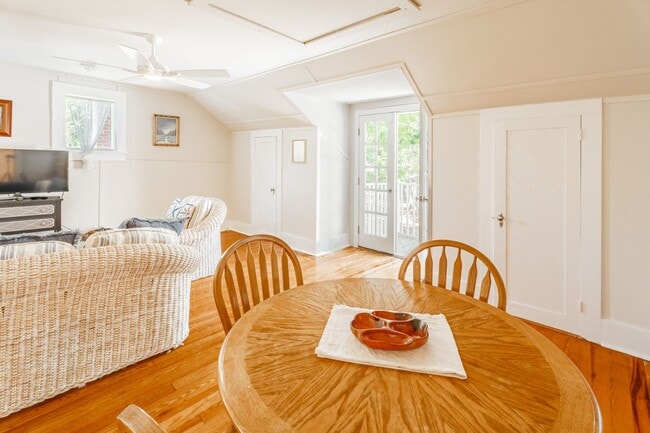 Building Photo - 326 Sumter St SE