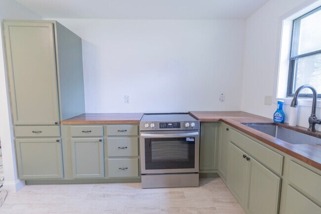 Building Photo - Beautifully Updated 3BR Home w/ Bonus Room, Fenced Yard & Garage