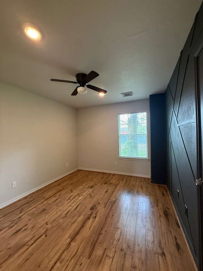 Building Photo - 9623 Elmview Pl