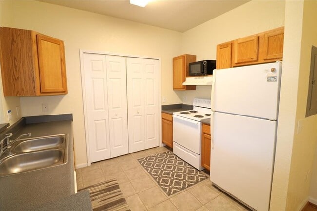 Building Photo - 447 W Longleaf Dr