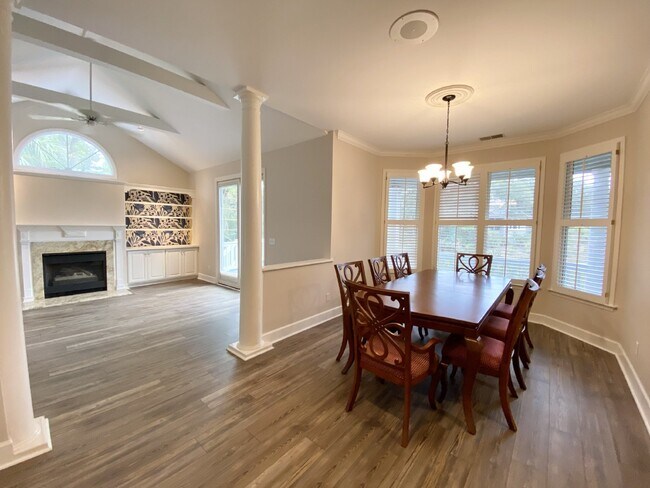 Building Photo - Moss Creek Home with a Gorgeous Water View!