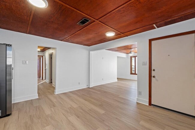 Building Photo - 1308 E 12th St