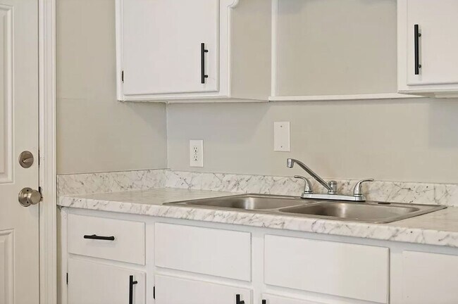 Building Photo - Cozy 3BD/1BTH Home Conveniently Located near I-240 & I-44