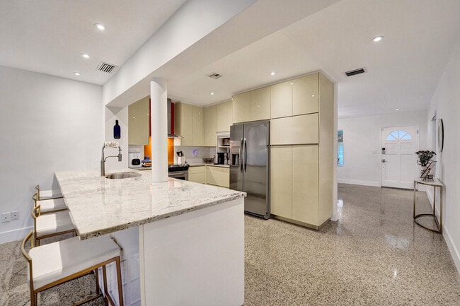 Building Photo - 929 SW 18th Ct