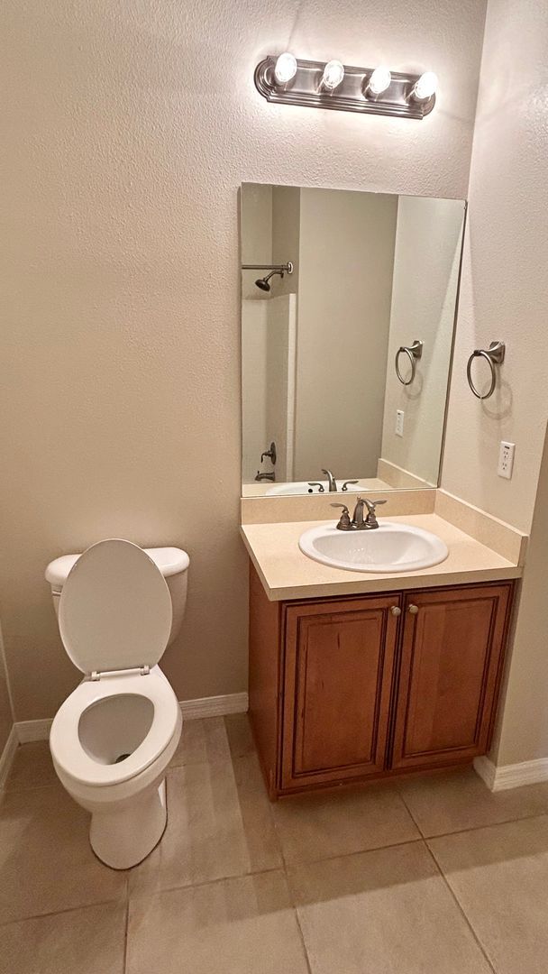 Building Photo - 3 bedroom, 2.5 bath, 2 car garage in a Qui...