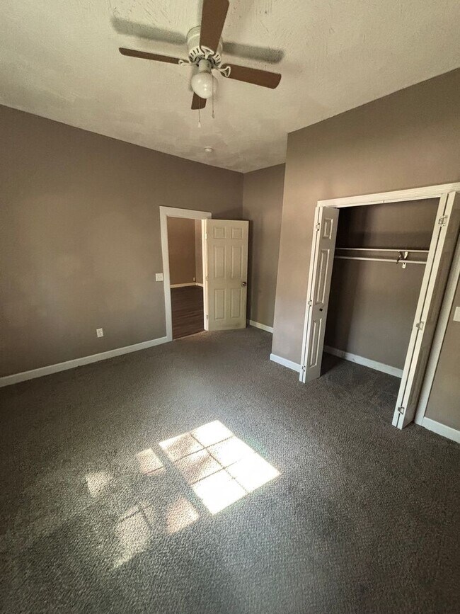 Building Photo - 2027 N Weller Ave