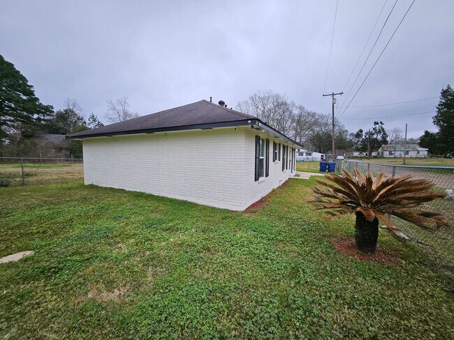 Building Photo - 403 E Eighth Street