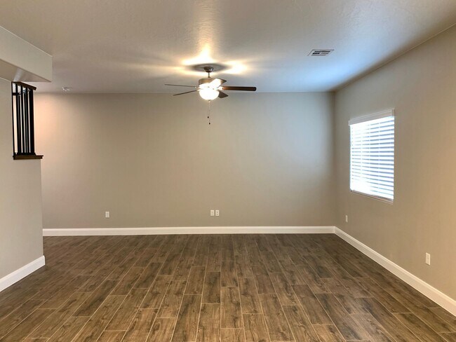 Building Photo - Spacious 3-Bedroom Townhome in Black Hawk ...