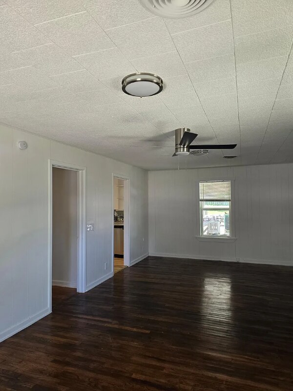 Building Photo - 811 E Navarro St