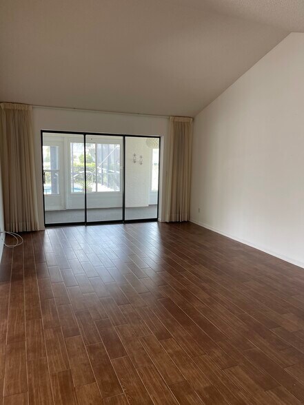 Building Photo - 420 S Brockfield Dr