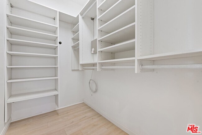 Building Photo - 2025 S Beverly Glen Blvd