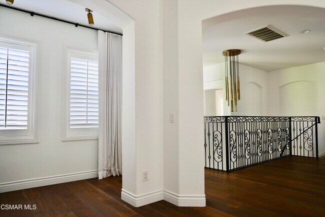 Building Photo - 6072 Mandeville Pl